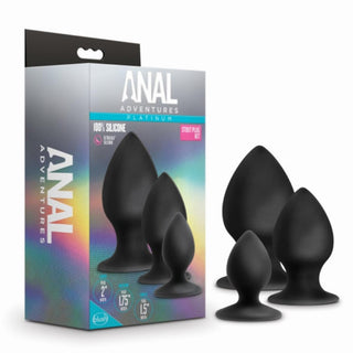 Anal Adventures Platinum Kit med förpackning och tre svarta analpluggar i silikon i olika storlekar.