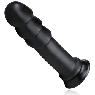 BUTTR MadBull Muzzl XXL Dildo är en svart, böjd silikonleksak med ribbad struktur och en platt bas, gjord av kroppssäkert-material. Ställd mot en vit bakgrund garanterar den säkerhet och nöje.
