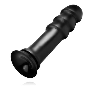 BUTTR MadBull Muzzl XXL Dildo är en elegant, svart, räfflad cylinder gjord av kroppssäkert-material, med en sugkopp i ena änden för säker fastsättning.
