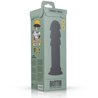 Grön förpackningslåda visar en silhuett av BUTTR MadBull Muzzl XXL Dildo, tillverkad av kroppssäkert-material.