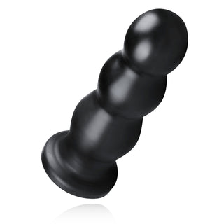 Den svarta XXL Ribbad Buttplug från BUTTR är en treskiktad silikondesign med en utsvängd bas, sakkunnigt utformad för intensiv stimulering. Placerad i vinkel på en vit bakgrund, ökar denna räfflade plugg njutning och komfort.