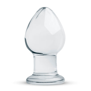 Glasklar Buttplug No. 26, med en tydlig droppform och bred bas, är elegant utställd mot en vit bakgrund, perfekt för både nybörjare och erfarna användare.
