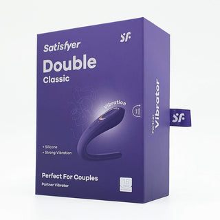 Satisfyer Double Classic, en parvibrator för par, kommer i en lila låda. Tillverkad av silikon ger den starka vibrationer och är vattentät (vattentät) för äventyrliga upplevelser var som helst.