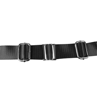 BDSM-selen är ett svart nylonbälte med ett silverfärgat metallspänne och två justeringsöglor, perfekt för bondage eller som BDSM-seletillbehör, visat mot en vit bakgrund.