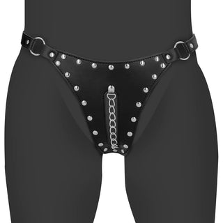 En person bär Svart Chastity Trosa med Kedja, en svart, dubbad PU-läder stringtrosa med metallringar och en central kedja - perfekt för BDSM-entusiaster.