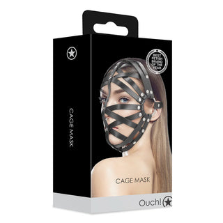 Lädermask med Remmar kommer i en ask som visar en kvinna som bär den svarta masken med silvernitar - perfekt för rollspel och BDSM-entusiaster.
