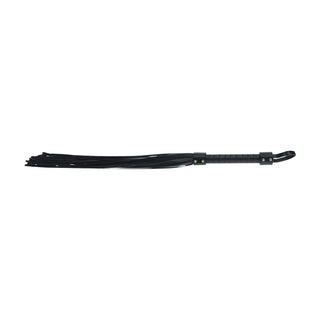 Svart Flogger PU Läder har flera svansar och ett texturerat handtag - perfekt för BDSM-entusiaster som vill ha kontroll och känsla.