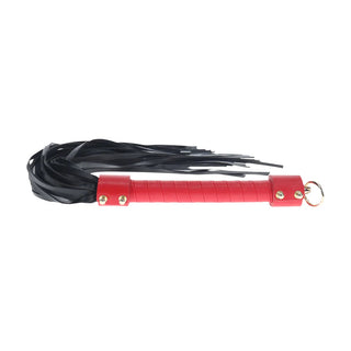 Röd & Svart Flogger PU Läder har svansar i svart bondat läder, ett slående rött handtag och en metallring - perfekt för äventyrlig BDSM-lek. En del av Milan Collection Flogger-serien.
