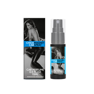 Bil Feromonspray 15 ml är förpackad i en elegant svart och blå flaska och låda med en kvinna i läderkläder. Denna feromonbaserade bilspray ger en inbjudande doft som förvandlar varje körning till en fängslande upplevelse.