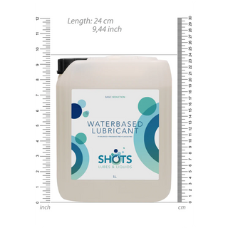 Våra 5-liters Shots Vattenbaserat Glidmedel erbjuder exakta mått i centimeter och tum. Dermatologiskt testat, den är perfekt för användning med latexkondomer, vilket garanterar säkerhet och komfort.