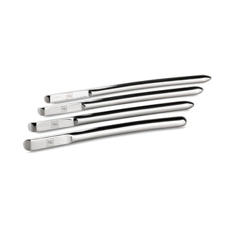 Sinner Gear Dilator Set 4-pack innehåller fyra eleganta, silvermetalldilatatorer med rundade ändar och NN-initialer, arrangerade i rad på en vit bakgrund, tillverkade av högkvalitativt rostfritt stål för en förstklassig känsla.