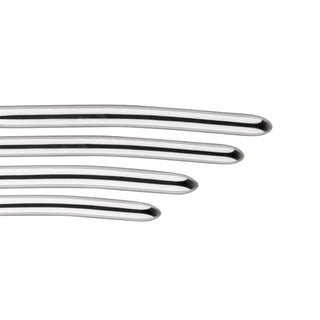 Närbild av fyra blanka, böjda metallstavar från Sinner Gear Dilator Set 4-pack gjord av rostfritt stål, parallelljusterad på en vit bakgrund.
