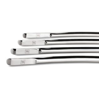 Fyra eleganta skohorn i metall, graverade och staplade diagonalt på en vit bakgrund, förkroppsligar elegansen hos Sinner Gear Dilator Set 4-pack tillverkad av rostfritt stål.