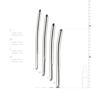 Sinner Gear Dilator Set 4-pack, en uppsättning av fyra stavar av rostfritt stål i olika storlekar, ligger bredvid ett läppstiftsrör och vertikal skala, och lovar precision och elegans för en spännande sexleksakupplevelse.