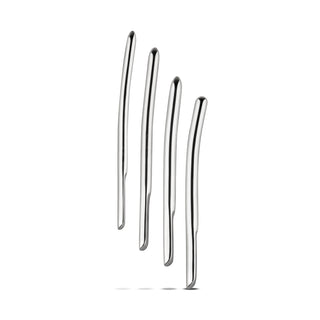 Fyra blanka, böjda metallstavar står upprätt på en vit bakgrund, som påminner om en elegant Sinner Gear Dilator Set 4-pack gjord av förstklassigt rostfritt stål.