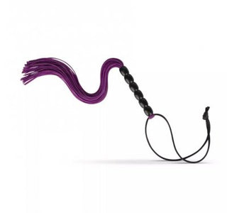 Lila Silikon Piska, med en lila kropp med ett svart pärlhandtag och handledsrem, vilar elegant mot en vit bakgrund, perfekt för att förstärka alla bondage-spel.