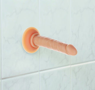 Addiction Dildo Med Sugpropp - 12 cm är en silikondildo med en sugbas som säkert fäster vid kaklade väggar, med realistiska detaljer.