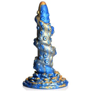 En skulptur med blått och guld-tentakel-tema med detaljerade "tentakeldetaljer" och cirkulära mönster står på en bas, som liknar konsten av Lord Kraken Tentacle Dildo.