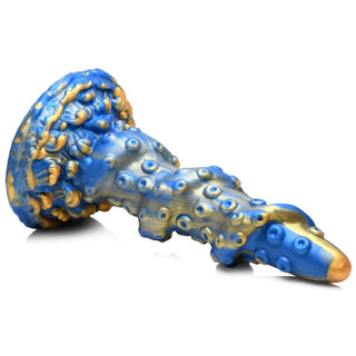 Upptäck Lord Kraken Tentacle Dildo, gjord av kroppssäkert silikon. Detta blå- och guldunderverk har en lökformig ände och ett avsmalnande, ojämnt skaft med detaljerade tentakeldetaljer för en exceptionell upplevelse.