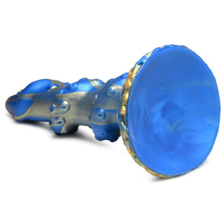 Lord Kraken Tentacle Dildo är en blå och guldstrukturerad abstrakt skulptur med en utsvängd ände, som liknar ett fantastiskt horn eller instrument, med tentakeldetaljer för en spännande marin touch.