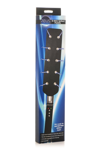E-Stim Spiked Paddle har en svart spikdesign i blå förpackning märkt med ett elmotiv och "Zeus", tillverkad av premium veganskt läder för en elektrifierande upplevelse.