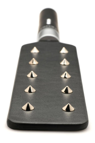 E-Stim Spiked Paddle i svart veganskt läder, designad med två rader metallspikar för spännande sensationer.