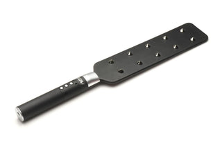 E-Stim Spiked Paddle är en svart paddel med metallspikar, med ett silverhandtag tillverkat av veganskt läder.