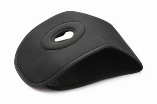 Black Thigh Strap-On Sele med central öppning och innovativ design, vinklad vy mot en vit bakgrund.