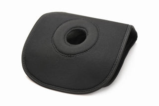 Innovativ design: Lårstrap-on sele i svart neopren med ett centralt runt hål, böjda kanter och sydda sömmar.