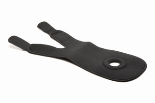 Thigh Strap-On Selen, tillgänglig i svart, har en innovativ design med justerbara remmar och en cirkulär knäskålsöppning, tillverkad av fuktabsorberande material för optimal komfort och stöd.