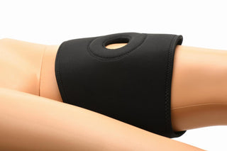 Thigh Strap-On-selen, som visas på ett skyltdockaben, har en öppen patella och innovativ design, tillverkad av fukttransporterande material.