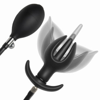 Utforska XR Brands Uppblåsbar Buttplug, en svart uppblåsbar analplugg i silikon med pump och utökat kronbladsfäste för ultimat komfort. Dess justerbara storlek ger en personlig passform, vilket säkerställer en förbättrad upplevelse för varje användare.