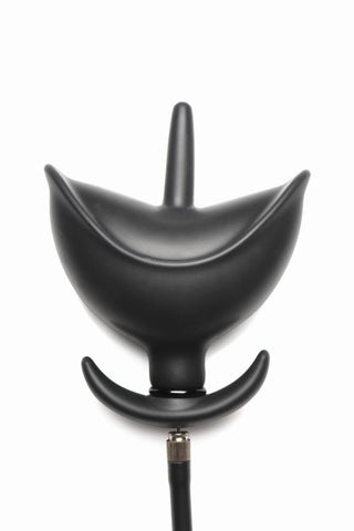 En svart däcktrycksmätare med en böjd design, som påminner om den eleganta silhuetten av XR Brands Uppblåsbar Buttplug, står mot en orörd vit bakgrund.