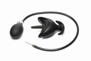 XR Brands Uppblåsbar Buttplug är en svart uppblåsbar analplugg i silikon med en handpump och anslutningsslang, vilket ger en justerbar och anpassningsbar upplevelse för komfort, allt mot en vit bakgrund.