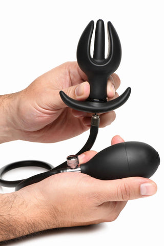En hand håller XR Brands Uppblåsbar Buttplug, en uppblåsbar silikonanalplugg med pump och ventil, designad för komfort och mångsidighet.