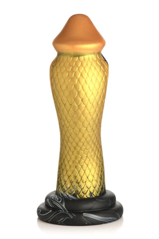 En guld, skalmönstrad skulptur med en rundad topp vilar elegant på en svart marmorerad bas. Dess S-formade design framkallar den slående tjusningen hos Golden Mamba Dildo.