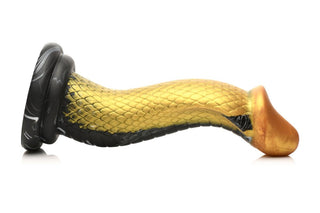 Vi presenterar Golden Mamba Dildo, en utsökt leksak med fantasitema gjord av premium silikon. Dess guld- och svarta fjällande textur och eleganta S-formade design lovar en oöverträffad upplevelse med extra stabilitet från sin utsvängda bas.