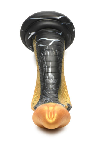 Vi presenterar Golden Mamba Dildo, gjord av högkvalitativ silikon. Den har en svart och guldstruktur med en S-formad design, den har en rundad bas och avsmalnande ände, som liknar en stiliserad orm för extra elegans.