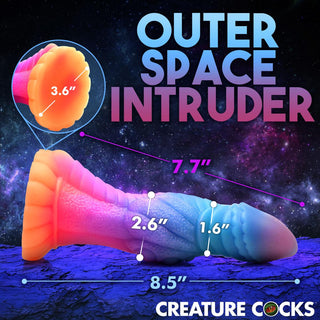 Denna livfulla leksak med rymdtema är tillverkad av ftalatfri silikon, mäter 8,5 tum i längd med varierande bredder, har texten "Outer Space Intruder" och lyser i mörkret precis som en Glow-In-The-Dark Alien Dildo.