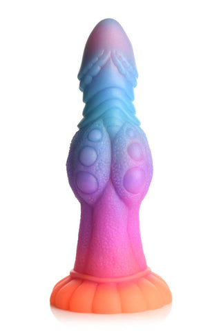 Upptäck Glow-In-The-Dark Alien Dildo, en färgglad leksak med fantasitema gjord av ftalatfri silikon. Den har en slät spets, strukturerad yta och en cirkulär bas för stabilitet med en lekfull twist. Den skarpa sugkopp-designen bidrar till den utomjordiska upplevelsen när den lyser i mörkret.
