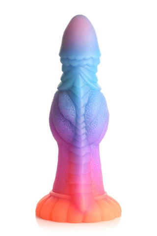 Avslöja Glow-In-The-Dark Alien Dildo, gjord av ftalatfri silikon. Denna fantasiinspirerade leksak har blå, lila och rosa texturer med en slående sugkopp för en upplevelse som inte är den här världen.