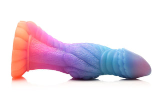 Glow-In-The-Dark Alien Dildo har en reptildesign med lutning i lila, blå och orange färger. Tillverkad av ftalatfri silikon, den innehåller en stark sugkopp för säker lek.