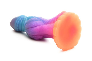 Glow-In-The-Dark Alien Dildo har en färgglad, texturerad ftalatfri silikondesign med en rund bas och en stark sugkopp som blandar nyanser av blått, lila och orange.