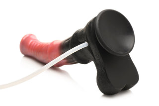 Närbild av en svart och röd Centaur Explosion Squirting Dildo med en bifogad vit slang och en sugkoppsbas för stabilitet, isolerad på en vit bakgrund.