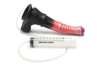 Centaur Explosion Squirting Dildo är ett silikonobjekt med texturerat fantasitema med en sugkoppsbas för handsfree-användning och inkluderar en spruta, allt mot en vit bakgrund.
