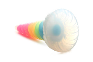 XR Brands Unicorn Horn Dildo, gjord av flexibel silikon, är halvtransparent och lyser i mörkret. De stapelbara konerna är anordnade horisontellt på en vit yta.
