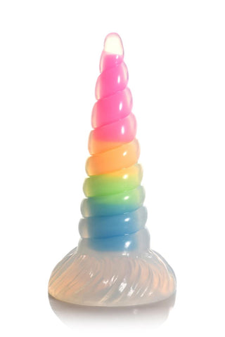 XR Brands Unicorn Horn Dildo är ett livfullt, regnbågsfärgat spiralhorn tillverkat av flexibelt silikon som lyser mjukt i mörkret, komplett med en bas.