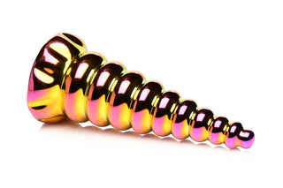 XR Brands Unicorn Glass Dildo är ett iriserande, spiralformigt föremål som liknar ett enhörningshorn, tillverkat av borosilikatglas med spår och en blank yta.