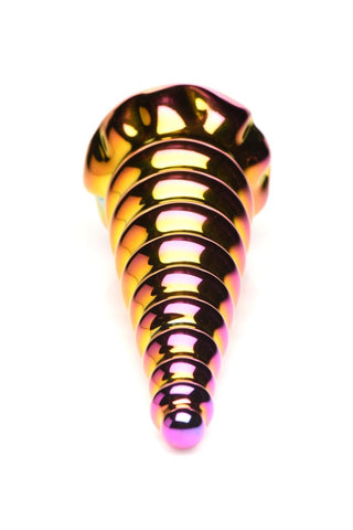 XR Brands Unicorn Glass Dildo har en färgstark, metallisk spiraldesign gjord av borosilikatglas. Den har en slät, reflekterande yta som lyser briljant på en orörd vit bakgrund.