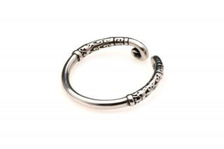 Ett silverarmband graverat med invecklade virvel- och vågmönster, designat med en öppen stil och polerad finish, liknande XR Brands Glansring Rostfritt Stål.